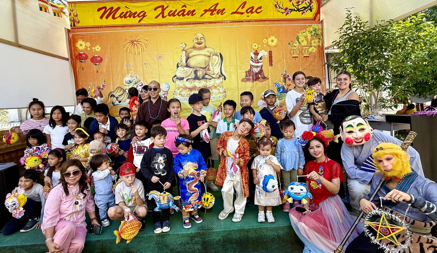 Hình ảnh Tết Trung Thu chùa Trúc Lâm Marseille 12/10/2025