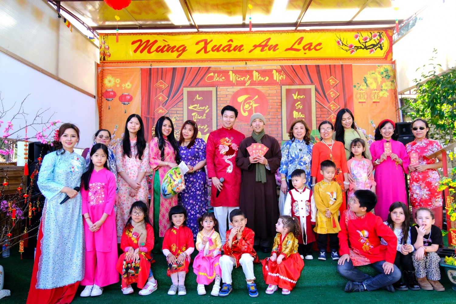 Nét đẹp văn hoá đi lễ chùa đầu năm của người Việt Nam tại Marseille, Pháp